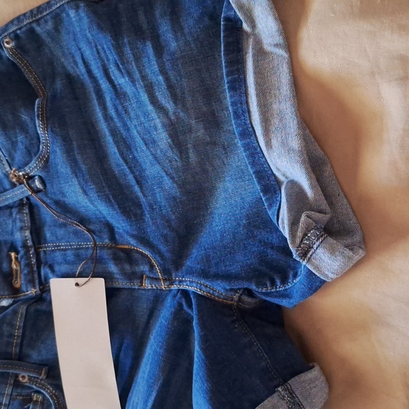 Levis ladies cuffed shorts size 7/28.  New. - Picture 4 of 6